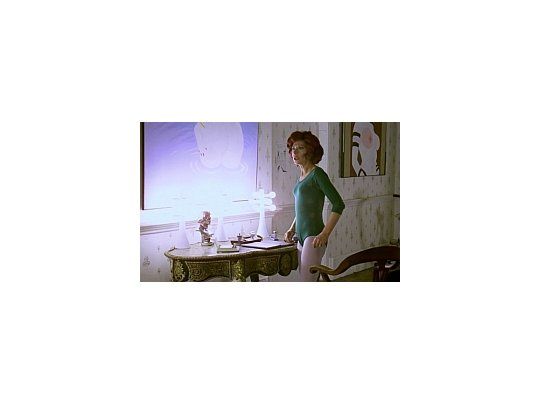 Karlin como la mujer de los gatos en el clásico de Kubrick.