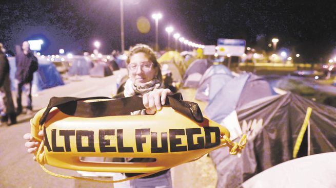 protesta. Ambientalistas que participaron el sábado de una marcha en reclamo de la Ley de Humedales y en rechazo de la quema de pastizales, permanecen en la zona del puente que une Rosario con la ciudad de Victoria.