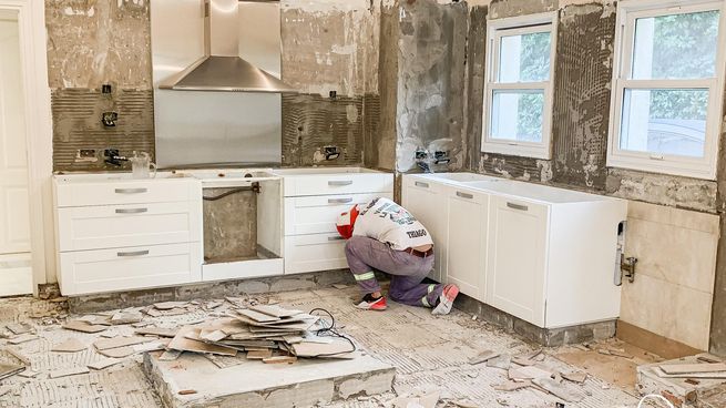 Renovación de una cocina. Se trata de uno de los ambientes clave que más valor aportan a una vivienda adquirida para aplicar la estrategia de house flipping