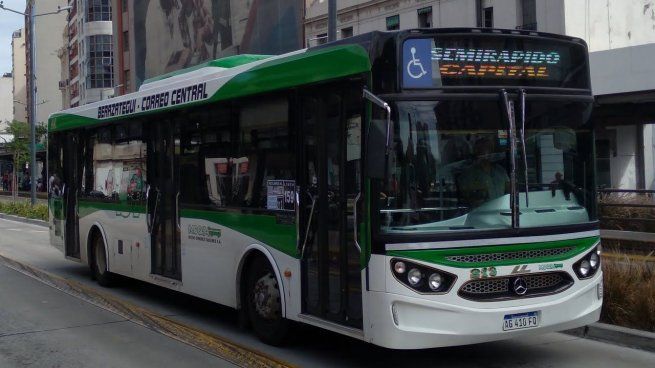 Distintas líneas de colectivo no prestan servicios por incumplimientos salariales.