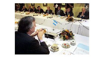Néstor Kirchner durante el encuentro con empresarios españoles donde se dio un durísimo cruce. Se quejaron de que el Presidente los está haciendo parir. Kirchner respondió fuerte.