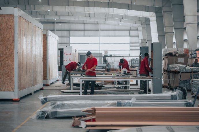 Gran parte de la agilizacion de los plazos es que la gran mayoría de las partes de la vivienda se fabrican y al trasladarse al terreno o construccion preexistente se instalan en pocas semanas Gran parte de la agilizacion de los plazos es que la gran mayoría de las partes de la vivienda se fabrican y al trasladarse al terreno o construccion preexistente se instalan en pocas semanas