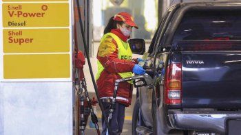 Largas colas para cargar combustible.
