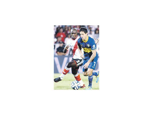 Juan Manuel Martínez y el colombiano Álvarez Balanta, en el último superclásico. Si bien Bianchi dará a conocer hoy el equipo, el “Burrito” se perfila como titular para jugar el superclásico, el domingo próximo en la Bombonera, desde las 18.15.
