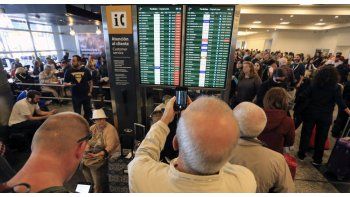 Una postal del caos. Aeroparque abarrotado de pasajeros varados por la cancelación de vuelos de Aerolíneas Argentinas.