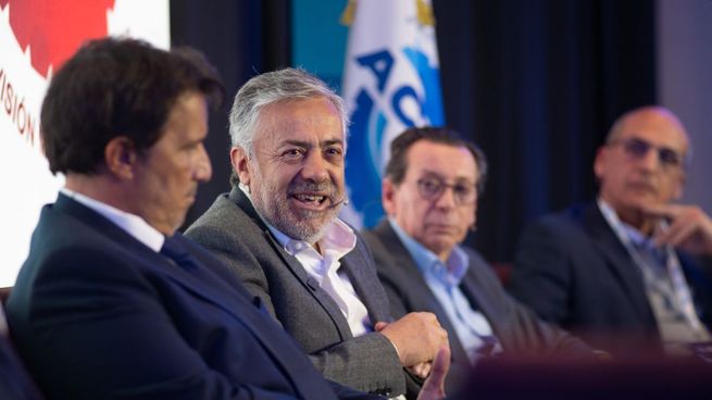 El gobernador de Mendoza, Alfredo Cornejo, durante el evento de Acara.