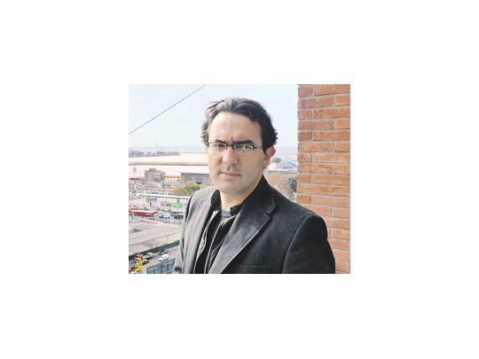 Juan Gabriel Vásquez ganó el Premio Alfaguara 2011 con su primera novela en abordar el tema del narcotráfico, «no para dar información de la violencia sino sobre el impacto en nuestra vida íntima, en nuestra forma de amar, de tener hijos».