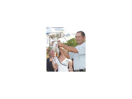 José Cóceres levanta la copa tras ganar la 99ª edición del Abierto de la República Argentina de Golf.