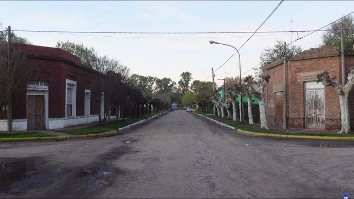 Un pueblo agreste, con calles de tierra y grandes espacios entre las viviendas.