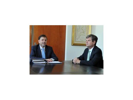 El Vicecanciller Eduardo Zuaín recibió al Encargado de Negocios de la Embajada de los EEUU, Kevin King Sullivan, a quien entregó documentación oficial de reconocidas instituciones internacionales, entre ellas CEPAL y FAO, sobre los avances concretos de la Argentina en su lucha contra la desigualdad social.