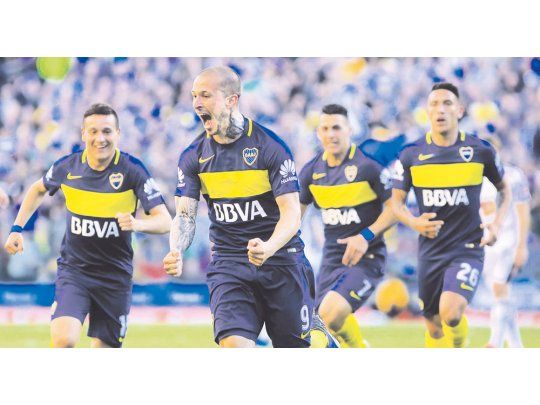 La boca llena de gol. Darío Benedetto grita con toda su voz, mientras que Fernando Zuqui, Cristian Pavón y Ricardo Centurión lo persiguen para abrazarlo. Boca goleó con tres tantos de su centrodelantero.
