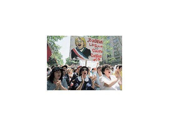 Empleados públicos chilenos se manifestaron ayer otra vez por las calles de Santiago coreando consignas contra la presidente Michelle Bachelet.Arrecia la protesta sindical por una suba de salarios.