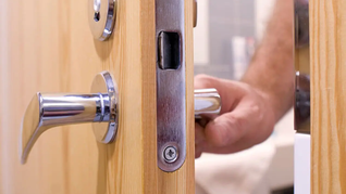 La madera absorbe humedad en verano, haciendo que las fibras se expandan y las puertas se rocen con el marco. La madera absorbe humedad en verano, haciendo que las fibras se expandan y las puertas se rocen con el marco.