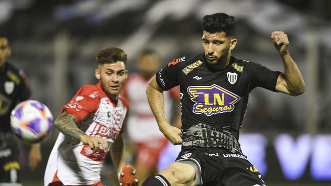 Estudiantes e Instituto igualaron en Caseros en la primera final del Reducido por el ascenso a la Liga Profesional.