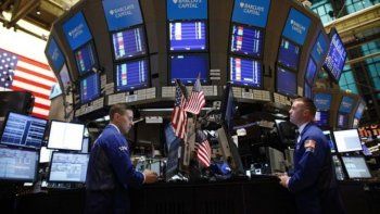 las acciones argentinas se desplomaron hasta 7,6% en ny