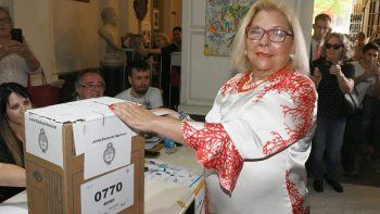 La diputada oficialista Elisa Carrió votó y anunció que no irá al búnker de Juntos para Todos en Costa Salguero.