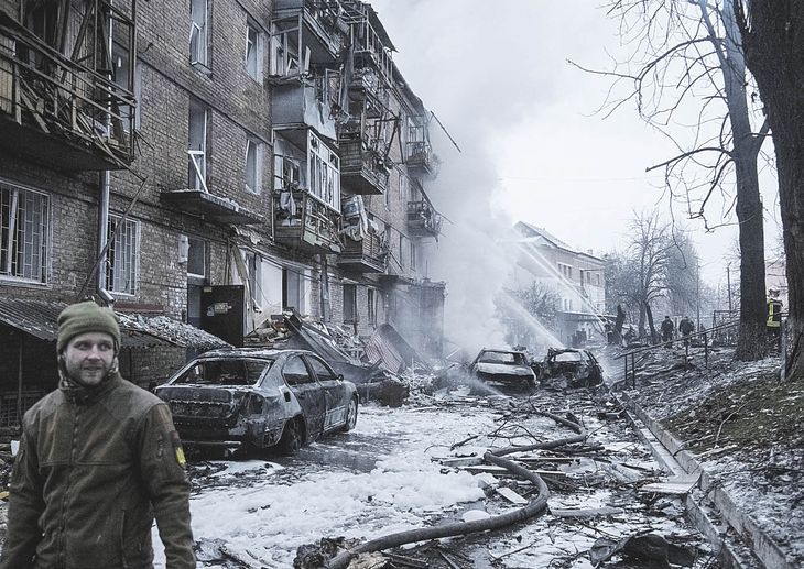 DESOLACIÓN. Un grupo de rescatistas trabaja en una zona residencial de Vishorod, cerca de Kiev, duramente golpeada ayer por la artillería rusa.