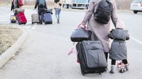 IMPACTO. Civiles ucranianos huyen a la frontera polaca. Algunos habitantes de Kiev buscaron refugio en los subterráneos acompañados por algunas pertenencias y hasta mascotas.