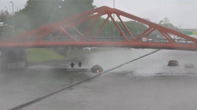 Calles anegadas, autos varados y operativos de rescate se repiten en distintos puntos del AMBA tras las intensas lluvias de las últimas horas.