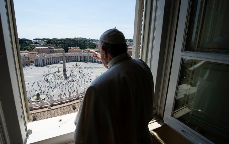 El Papa saluda a los fieles en la plaza San Pedro.