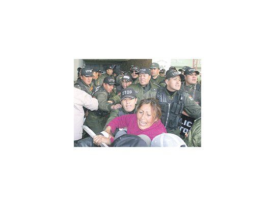 Esposas de policías de bajo rango que se amotinaron acompañaron la protesta en el centro de La Paz.