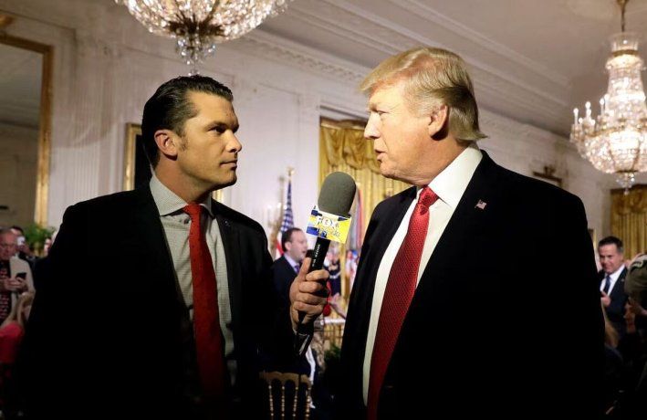 Pete Hegseth, en otra época, como periodista de Fox entrevistando a Trump. Será secretario de Defensa.