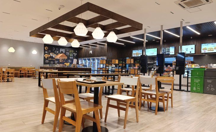 La nueva estación de servicios de YPF también será un polo gastronómico, con diversas opciones para desayunar, almorzar, merendar y cenar. La nueva estación de servicios de YPF también será un polo gastronómico, con diversas opciones para desayunar, almorzar, merendar y cenar.