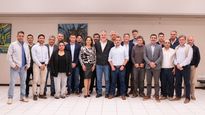 Foto de familia de parte de la oposición tucumana luego del primer encuentro para constituir una alianza que enfrente al peronismo.
