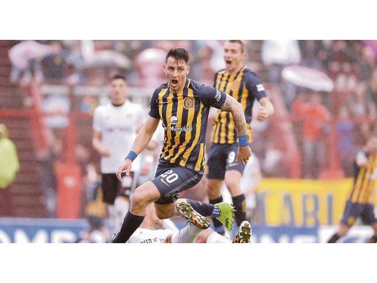 Festejo. Fernando Zampedri abrió el camino del triunfo de Central.
