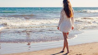 Caminar descalzo por la playa es una práctica habitual del verano que puede influir en el cuerpo según cómo y cuánto se haga. Caminar descalzo por la playa es una práctica habitual del verano que puede influir en el cuerpo según cómo y cuánto se haga.