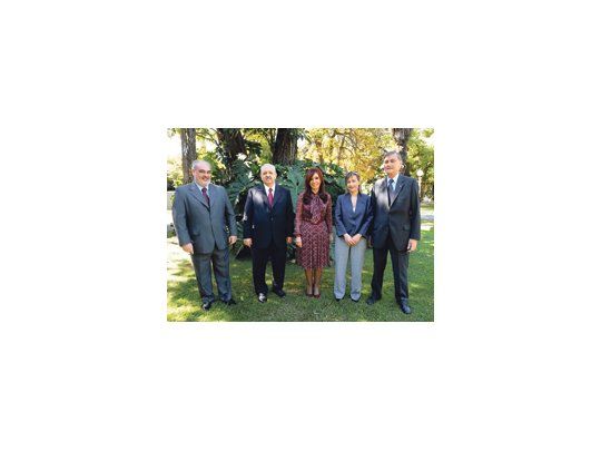 Ricardo Colombi, Eduardo Brizuela del Moral, Cristina de Kirchner, Fabiana Ríos y Hermes Binner, ayer en los jardines de Olivos al término del almuerzo.