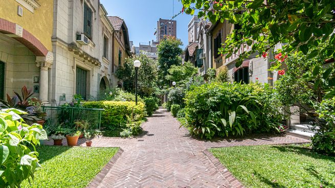 Inmuebles. El complejo se destaca por tu jardin interno que conecta a varias propiedades