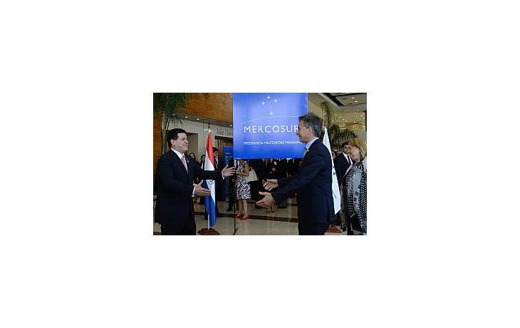 Mauricio Macri fue recibido por el paraguayo Horacio Cartés en el centro de convenciones de la Conmebol.