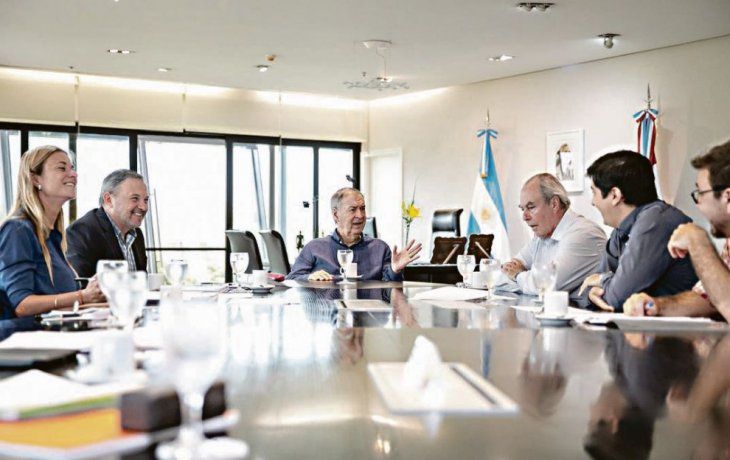 Viviendas. Schiaretti, durante su reunión ayer con funcionarios en el Centro Cívico. Este programa se ejecutará en los próximos 4 años, y las viviendas serán para cordobeses de clase media y de sectores de la economía informal, dijeron. 