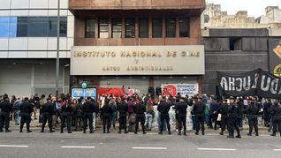 Abrazo simbólico al Instituto Nacional de Cine y Artes Audiovisuales (INCAA).