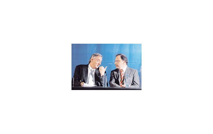 Néstor Kirchner, ayer, durante el acto en Almirante Brown, junto al intendente Darío Giustozzi.