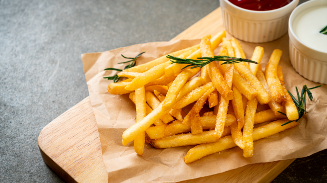 El vinagre es el secreto para reducir la absorción de aceite y lograr papas fritas más livianas y crujientes.