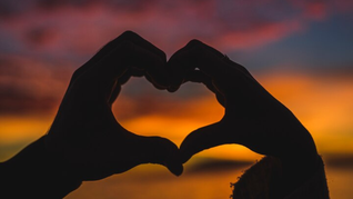 el ritual poderoso con dos velas para atraer amor y buena fortuna