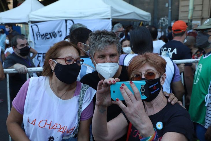Manifestantes junto al exvicepresidente, Amado Boudou.&nbsp;