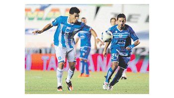 Teófilo Gutiérrez remata al arco. El delantero colombiano reapareció y marcó de penal el único gol del partido. Fue ovacionado por su tribuna.