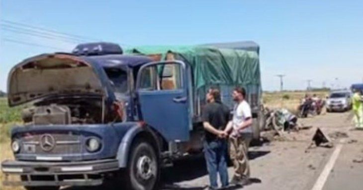 El choque ocurrió en el kilómetro 438 de la Ruta Nacional 5, cuando la camioneta en la que viajaban Rufino y Beltrán Laulhé impactó contra un camión detenido.