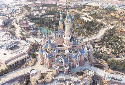 En el mercado negro se venden hasta ocho veces más caras las entradas para el debut del nuevo parque de Disney. Lanzan medidas de seguridad contra falsificadores..