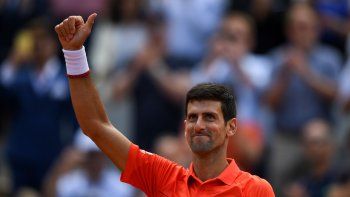 djokovic avanza a paso firme en roland garros