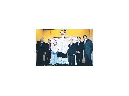 Bilardo dijo que los jugadores argentinos están muy predispuestos (izquierda). Meiszner, Bilardo, Ambrosino, Mascota de la Copa América, Simon Lee, Eugenio Figueredo y Aaron Davidson, en la presentación del sponsor.