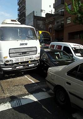 Un camión desató un choque en cadena con 8 autos en San Telmo (foto 3)
