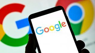 Acciones de Google se hunden ante decisión crucial de Samsung sobre su buscador predeterminado.