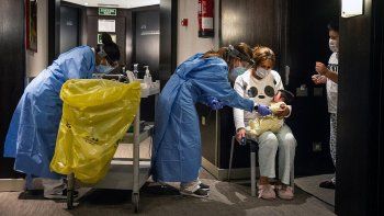 Enfermeras y camilleros obtienen un 96% de aumento salarial.