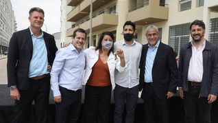 Autoridades y legisladores presentes en la entrega de llaves de los desarrollos urbanísticos.