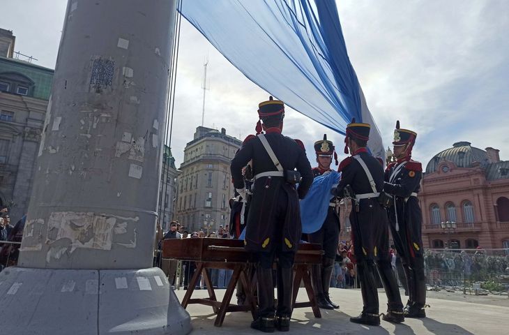 Regimiento de Granaderos a Caballo General San Martín en los alrededores de la Casa Rosada. Regimiento de Granaderos a Caballo General San Martín en los alrededores de la Casa Rosada.