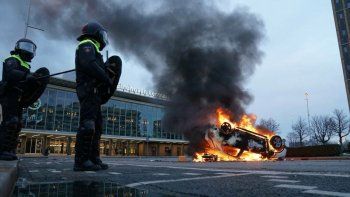 Un vehículo fue incendiado en Eindhoven durante las protestas.